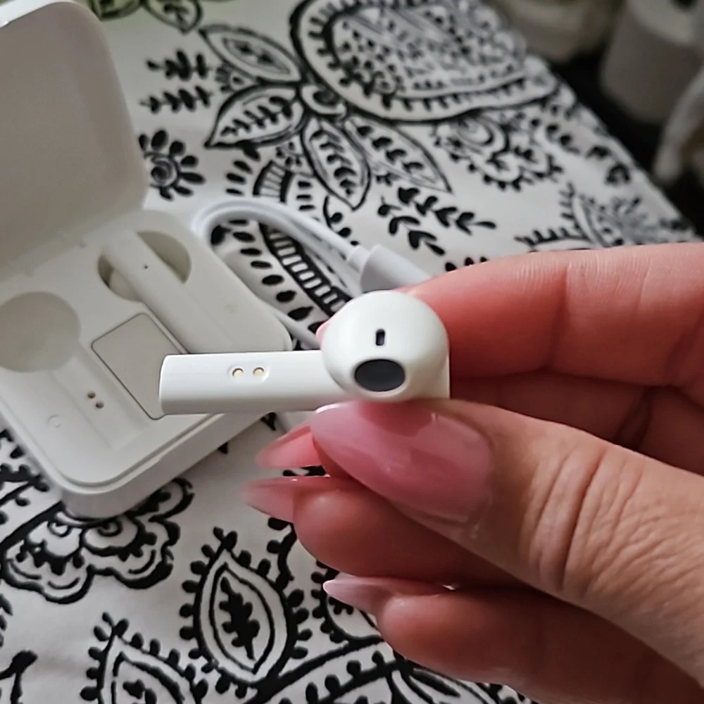 NEW EARBUDS WITH CHARGER